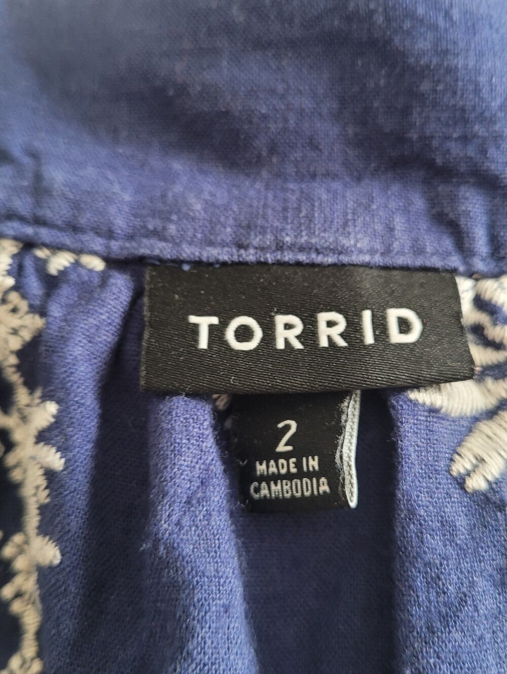 Torrid Navy Blue Crinckle Gauze Plus Size 2 Top with Yvory Floral Embroidery - Picture 6 of 9